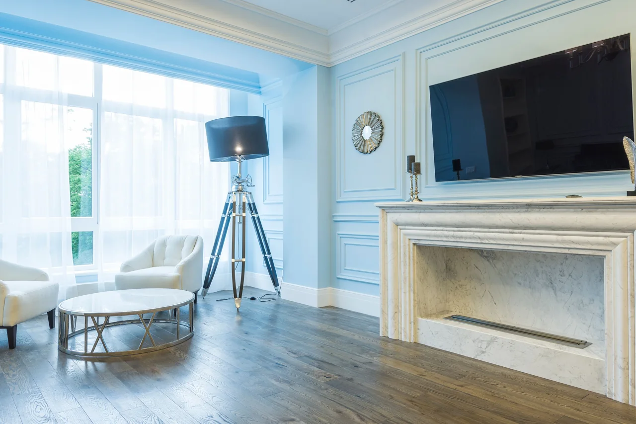 Açık mavi duvarları ve doğal ışığıyla modern bir salon